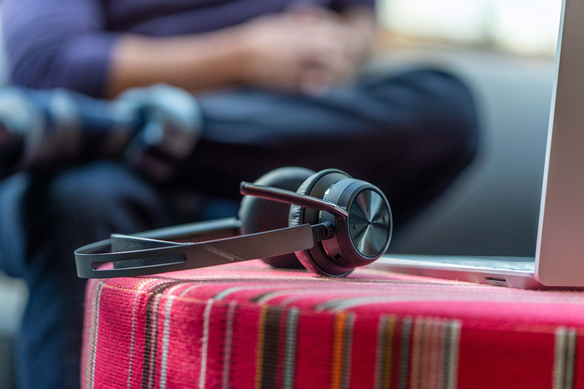 Poly Voyager Focus 2-M_ USB-C, Black, Teams, Headset_Lifestyle